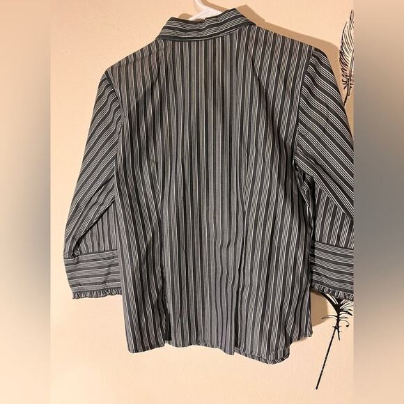 ALC Blouse Gray and White Striped with Ruffled and Buttons Cuffs Women’s Medium - Picture 3 of 5
